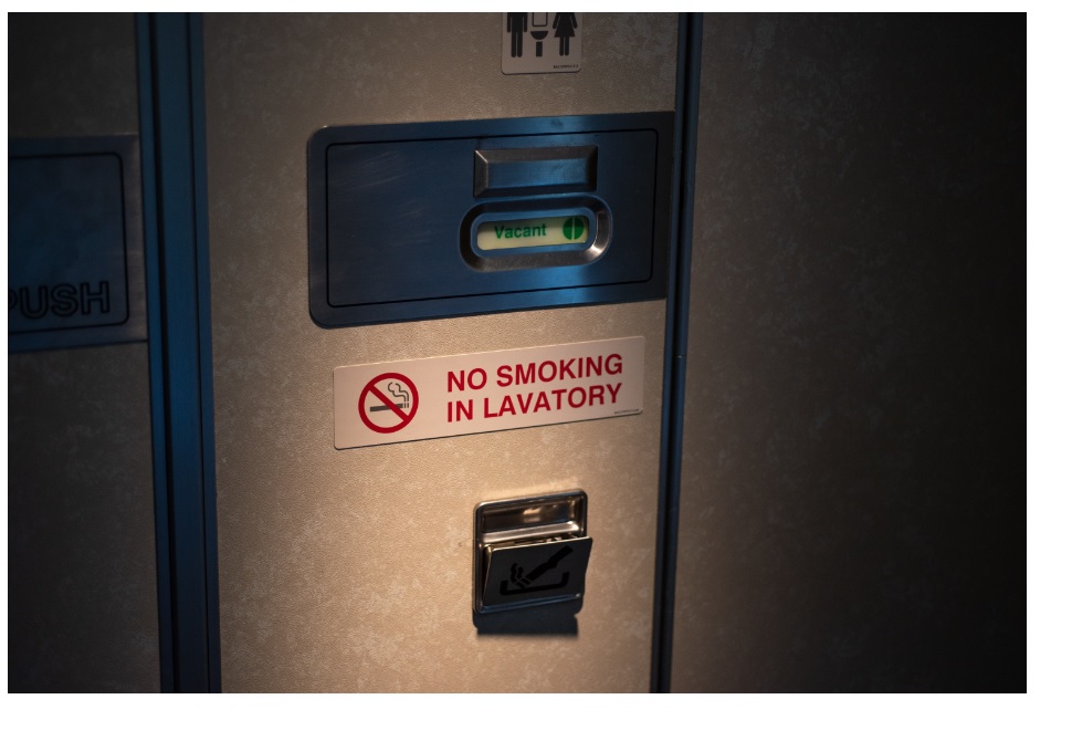 航空機　トイレ　禁煙